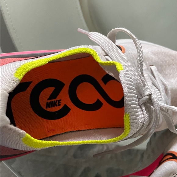 Nike React Infinity Run Flyknit shoes Women's White and Neon Pink size 9.5 - Picture 8 of 9